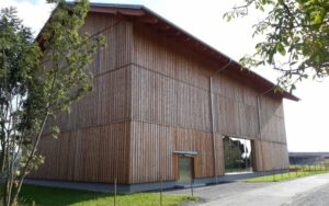 neuer-hochbehaelter-in-der-steiermark-ansicht-von-aussen-auf-das-holzgebaeude-mit-gruener-wiese-im-vordergrund